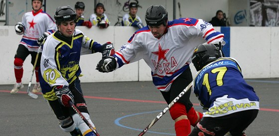 estmír Brutík (uprosted) z CSKA Karlovy Vary v souboji s hostivaskými