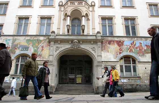 Stavební firma u také poádala o ministerskou dotaci na obnovení pvodních fresek na fasád hotelu Národní dm.