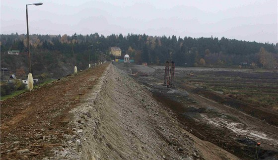 Na Plumlovské přehradě pokračují opravy hráze, které začaly v září (snímek je z poloviny listopadu). Vodohospodáři ale řeší další problém, část levého břehu je podemletá a sesouvá se.