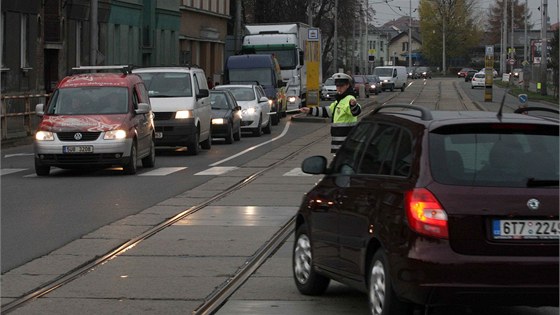 Kvli oprav elezniního pejezdu v olomoucké ulici U Podjezdu se po trase