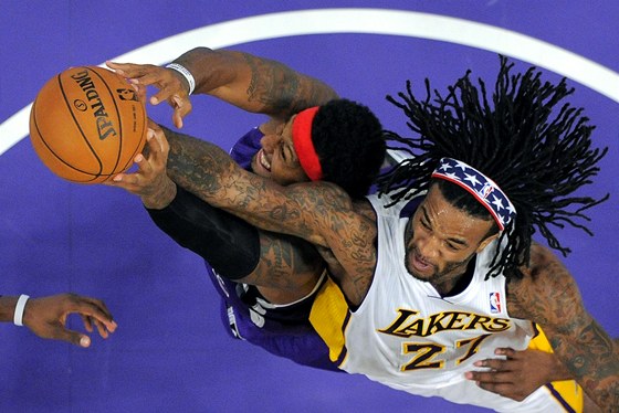 James Johnson (v tmavém) ze Sacramenta a Jordan Hill z LA Lakers se petlaují