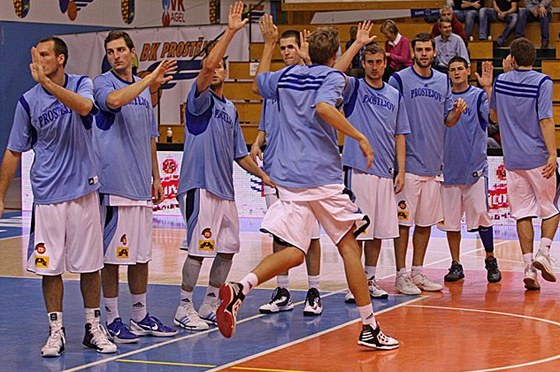 Prostjovtí basketbalisté nastupují k zápasu.