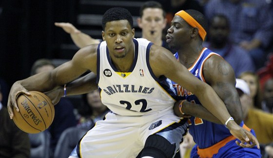 Rudy Gay (vlevo) z Memphisu se snaí petlait Ronnieho Brewera z New Yorku.