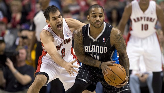 José Calderón z Toronta atakuje Jameera Nelsona z Orlanda.