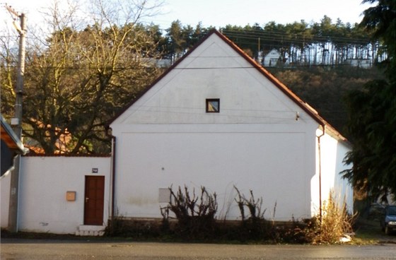 Dům stojí v obci Skochovice, která je součástí Vraného nad Vltavou. 