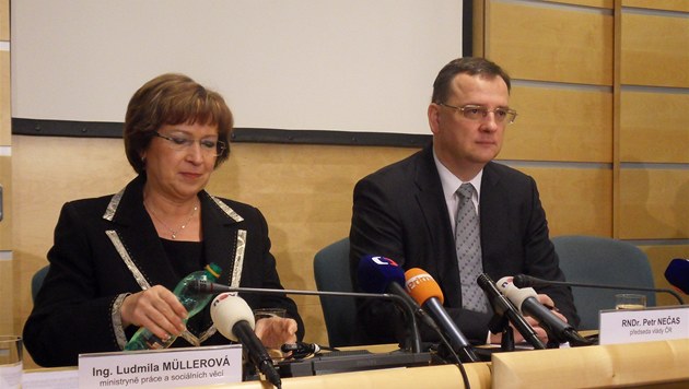 Ministryn� práce a sociálních v�cí Ludmila Müllerová a premiér Petr Ne�as (ilustra�ní foto)