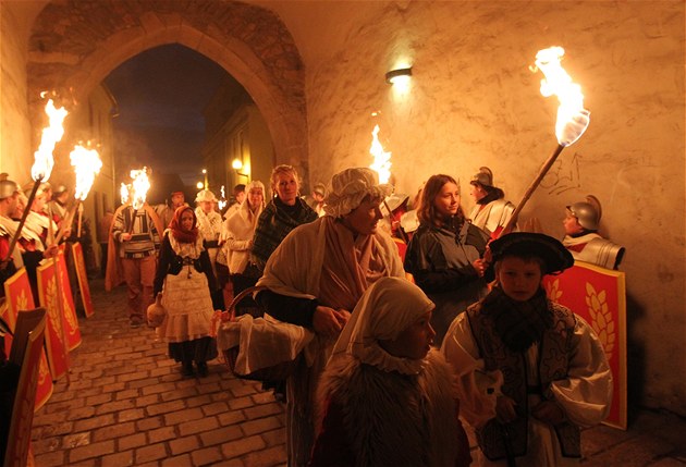 A do tradi�n�ho svatomartinsk�ho pr�vodu se zapojily i d�ti. 