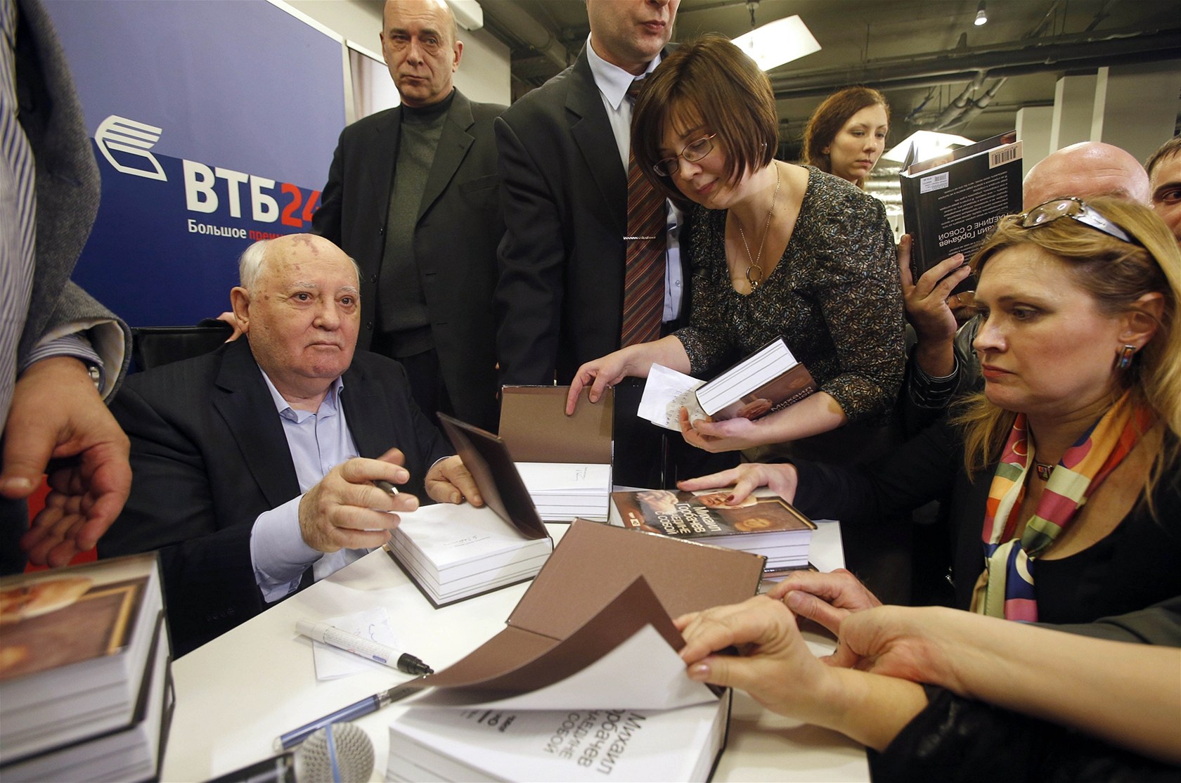 Bývalý ruský prezident Michail Gorba�ov podepisuje výtisky svých pam�tí Hovory