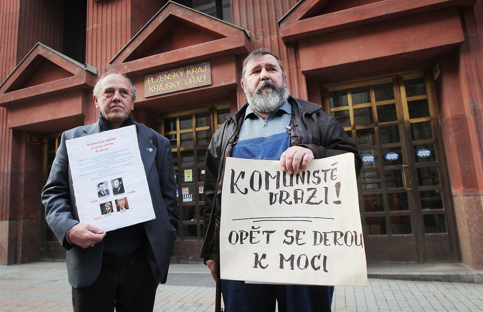 Bojíme se toho, co p�ijde zítra, �íkali p�ed krajským ú�adem politi�tí v�zni Míla Petrovský a Michal Drabík.