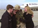 David Petraeus se vítá se svojí rodinou po návratu z Iráku (14. února 2004)