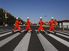 Beatles v Pekingu. íntí hasii pochodují na námstí Nebeského klidu ped...