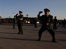 íntí dstojníci se fotí na námstí Nebeského klidu (12. listopadu 2012)