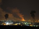 Sloupy dýmu nad Gaza City po úderu izraelského letectva(15. listopadu 2012)