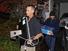 Agenti FBI vynáí vci zabavené v dom Pauly Broadwellové (12. listopadu 2012)