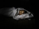 Tlo palestinského dítte, které zahynulo pi izraelských útocích na Pásmo Gazy...
