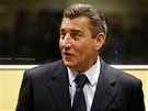 Nkdejí chorvatský generál Ante Gotovina bhem odvolacího soudu v Haagu (16.