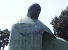 Pvodní podba sochy Jana Pavla II. v ím. Tlo je zobrazeno jako kabát, který...