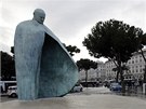 Opravená socha Jana Pavla II. v ím. Tlo je zobrazeno jako kabát, který pape...
