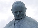 Vlevo pvodní podoba sochy Jana Pavla II. v ím, vpravo její opravená verze...