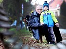 Tiasedmdesátiletý Bran Josef Sedlák s vnukem Danielem ukazuje laviky, které