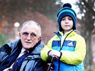 Tiasedmdesátiletý Bran Josef Sedlák s vnukem Danielem ukazuje laviky, které