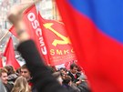 Na demonstraci dorazili i mladí komunisté. (17. listopadu 2012)