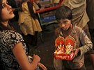 Indický chlapec vyuívá zájmu turist, které do Nového Dillí pivábil svátek...