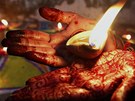 V rámci svátku Indové zapalují malé hlinné lampiky naplnné olejem....