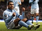 SEDÍCÍ STELEC. Carlos Tevez z Manchesteru City slaví promnnou penaltu v...