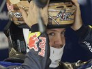 ZASE BYL NEJRYCHLEJÍ. Sebastian Vettel z Red Bullu si nasazuje helmu ped