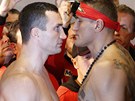 TVÁÍ V TVÁ. Ukrajinský boxer Vladmir Kliko (vlevo) znovu uhájil tyi tituly