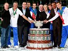 SE SALÁTOVOU MÍSOU. eský tým slaví vítzství v Davis Cupu. U slavné trofeje...