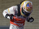 VÍTZ. Lewis Hamilton oslavuje triumf ve Velké cen USA.