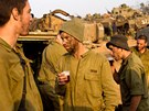 Vojáci izraelských pozemních jednotek vykávají nedaleko hranic na jihu zem....