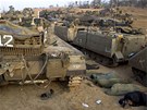 Izraeltí vojáci odpoívají mezi tanky a obrnnými transportéry nedaleko hranic...