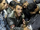 Palestinec pláe u tla svého píbuzného, zabitého pi nedlním náletu...