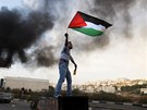 Mu s vlajkou Palestiny protestuje proti izraelskému bombardování Gazy ve mst...