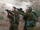 Izraeltí pohraniníci stílí kapsle se slzným plynem proti demonstrantm ve...