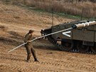 Izraelský voják istí hlave tanku nedaleko hranic s pásmem Gazy. Pozemní...