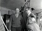 Hlavní konstruktér vozu T3 Ing. Antonín Honzík (uprostřed v brýlích) při práci