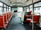 Pvodní interiér sériových tramvají T3 s koenkovými sedadly a se stanovitm