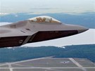 Stíhaka F-22 Raptor nad leteckou základnou Tyndall na Florid  