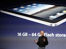 Šéf Applu Steve Jobs představuje nový tablet.