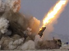 Íránský raketomet Fadjr-5 pi stelb. Tyto rakety váící tém tunu jsou