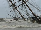 Silná boue a vysoké vlny komplikovaly záchranu ztroskotané plachetnice La...
