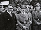 Fotka z obsazení Rakouska, na ní jsou nacistické piky. Arthur Seyss-Inquart...
