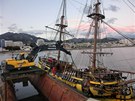Ztroskotan� plachetnice La Grace doplula do p��stavu p�ipoutan� k z�chrann�...