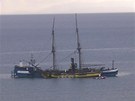 Ztroskotaná plachetnice La Grace doplula do pístavu pipoutaná k záchranné...
