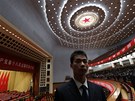 Ochranka hlídá závrený ceremoniál na komunistickém sjezdu v pekingském Paláci...