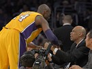 GRATULACE. Kobe Bryant se zdraví s Kareemem Abdulem-Jabbarem, svým pedchdcem...